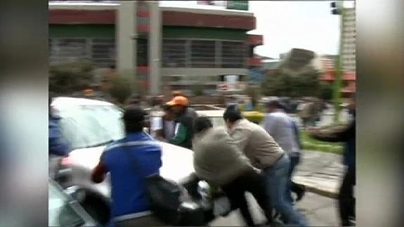 Un momento del atropello de trabajadores en Bolivia. 