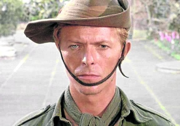 Bowie es un soldado británico recluido en un campo de concentración japonés en 'Feliz Navidad, Mr. Lawrence'.