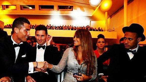 Cristiano Ronaldo saluda a Antonella Racuzzo