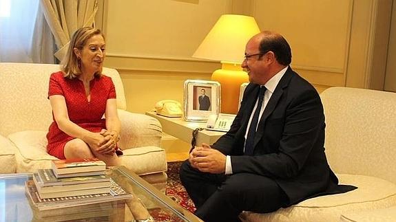 Pedro Antonio Sánchez reunido, este martes, con la ministra Ana Pastor. 