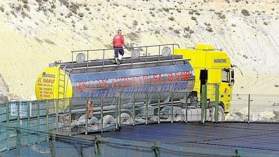 Uno de los camiones que transporta los lixiviados del vertedero de Proambiente. 