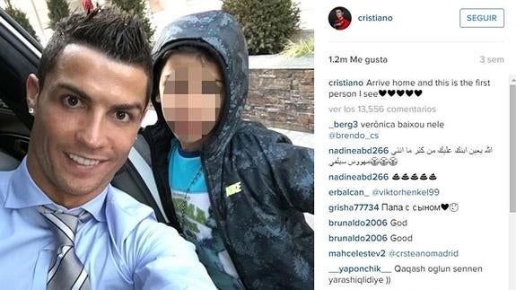 Cristiano Ronaldo junto a su hijo