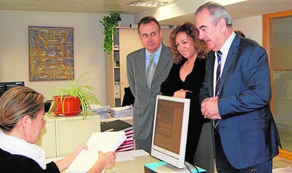 Ángel Rafael Martínez, Isabel Casalduero y Rafael González Tovar registran en la Asamblea las enmiendas del PSOE. 