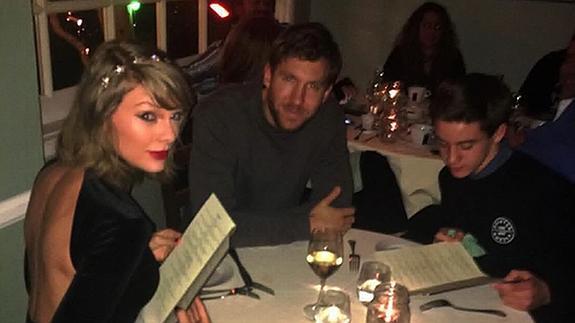 Taylor Swift y Calvin Harris posan junto a su fan.