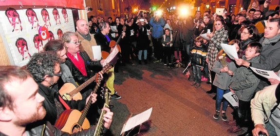 Músicos murcianos y fans de David Bowie, anoche, cantando 'Starman' en la plaza de Santo Domingo. 