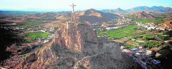 Imagen del conjunto monumental de Monteagudo, tomada con un dron, con la huerta y el monte de fondo. 
