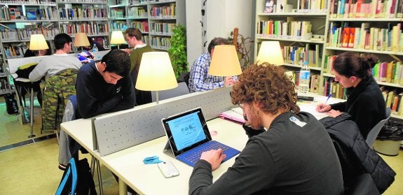 Sala de estudio de la biblioteca municipal Puertas de Castilla. 