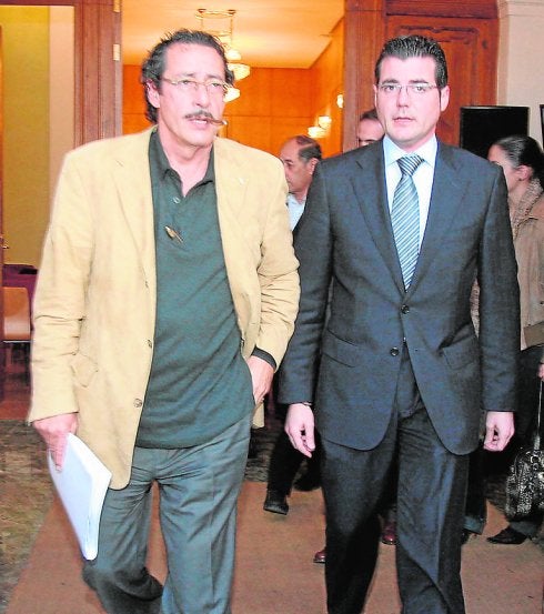 García Madrid, a la derecha, con el letrado Pardo Geijo. 