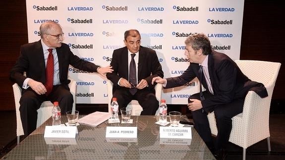 El presidente de la Corporación Mondragón, Javier Sotil; el presidente de Ucomur, Juan Antonio Pedreño, y el director de 'La Verdad', Alberto Aguirre de Cárcer.