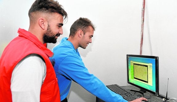 Los hermanos Francisco y Miguel Ángel Bravo, de la SAT Los Árboles, comprobando en el ordenador la información del radar sobre la presencia de bancos de nubes. :: g. Carrión/agm
