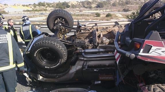 Efectivos de bomberos junto al camión accidentado. 