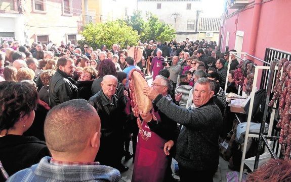 Cientos de personas asistieron a la tradicional subasta para festejar a San Antón en La Copa. 