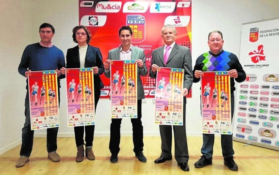 Juan Mateo, del Club Atlético Jumilla; la alcaldesa de Jumilla, Juana Guardiola; Juanma Molina, presidente de la Federación de Atletismo; Alonso Gómez, director general de Deportes; y José Antonio Carrillo, presidente del UCAM Athleo Cieza. :: lv
