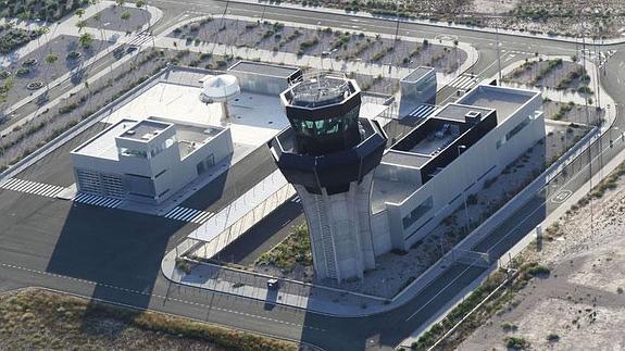 Torre de control del aropuerto de Corvera.