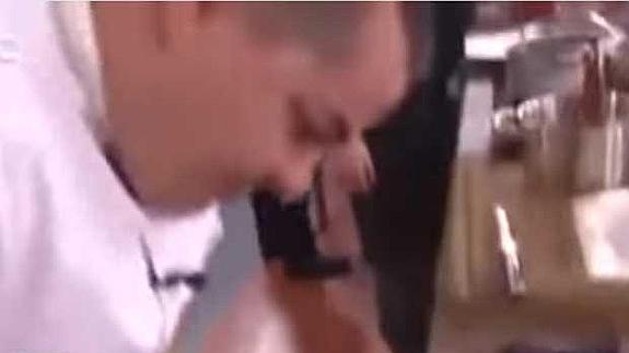 El chef en el momento de pillarle.