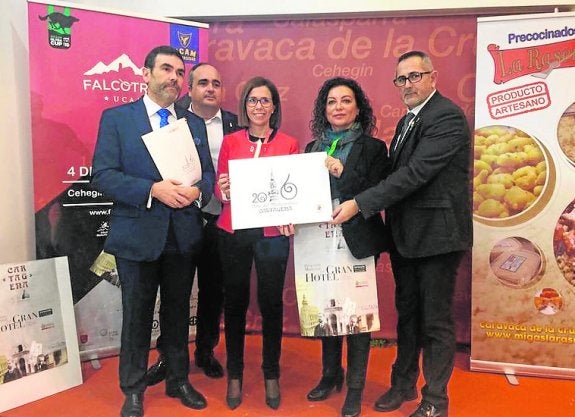 José López, los ediles Juan Pedro Torralba, Ana Belén Castejón y Obdulia López, y el alcalde de La Unión, en Fitur.