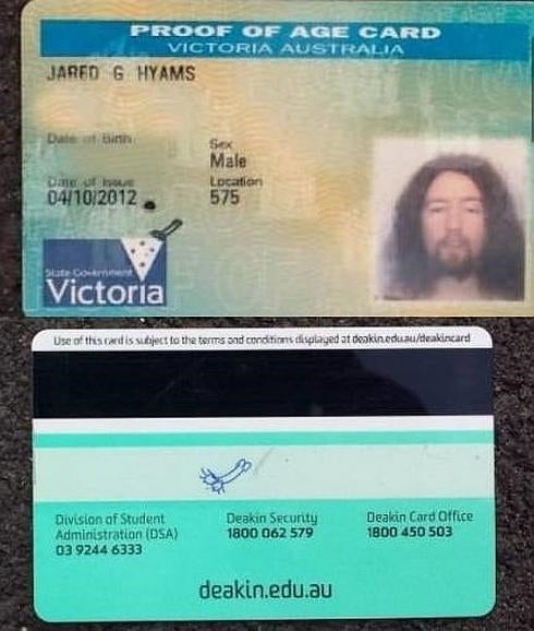 Uno de los carnets de identidad y la tarjeta de la Seguridad Social de este australiano que firma con un pene. 