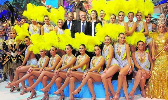 El consejero de Turismo, Juan Hernández, junto a la alcaldesa de Águilas, Mari Carmen Moreno, posan con un grupo del Carnaval de Águilas. 