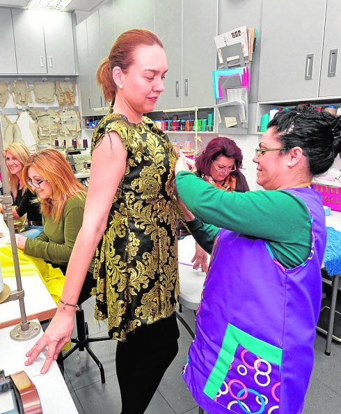 Una carnavalera se prueba un vestido en el taller de Toni.