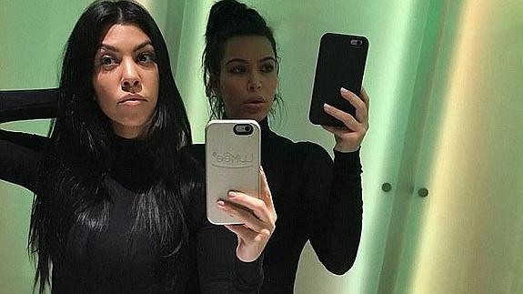 Kim Kardashian y  Kourtney Kardashian