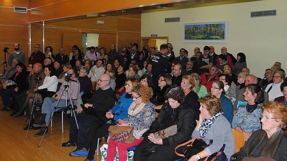 Los vecinos llenaron el salón, este lunes. 