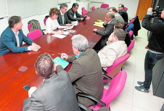 Diputados de C's, Podemos y PSOE, ayer tarde frente a representantes del sector agroalimentario.