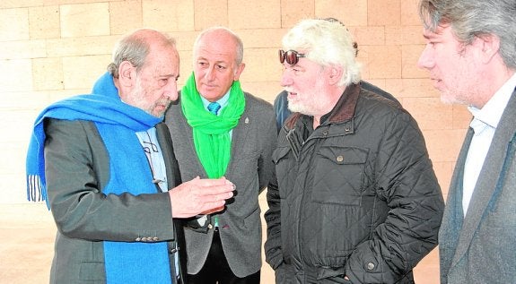Álvaro Siza, Roque Ortiz y Cristóbal Gabarrón en la visita. 