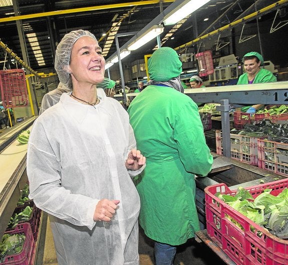 La ministra, en una visita a una empresa de Murcia en 2015. 