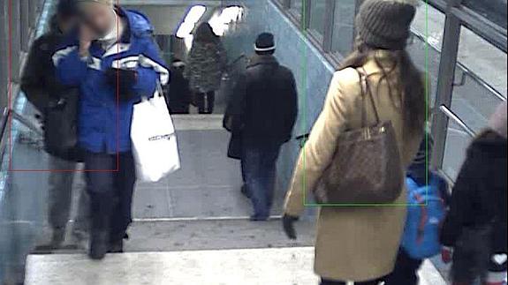 Un ladrón agrede y escupe en la cara a una mujer delante de sus hijos