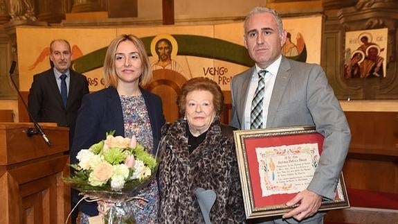 La concejal Conchita Ruiz, la presidenta de la comisión de fiestas, Lola Guardiola, y el periodista de 'La Verdad' y cronista de Murcia, Antonio Botías, tras la lectura del pregón.