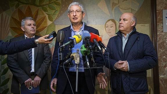 El director general de Salud Pública de la Región de Murcia, Manuel Molina Boix (c), flanqueado por el secretario general de la consejería de Sanidad, Martín Quiñonero (i), y el gerente del Servicio Murciano de Salud (SMS) Francisco Agulló (d). 