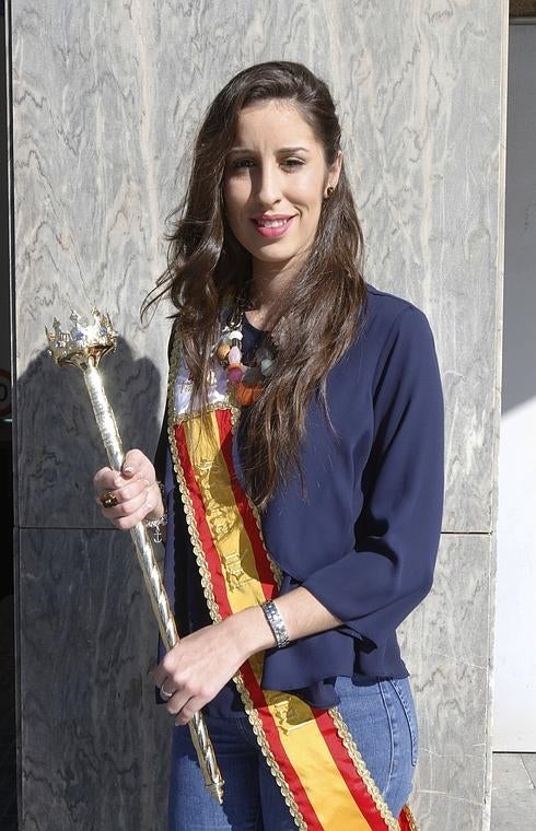 Ángela Imbernón Sánchez, con su banda y su cetro de reina.  