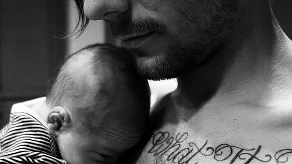 Louis Tomlinson, de One Direction, se muda a una mansión para estar cerca de su hijo