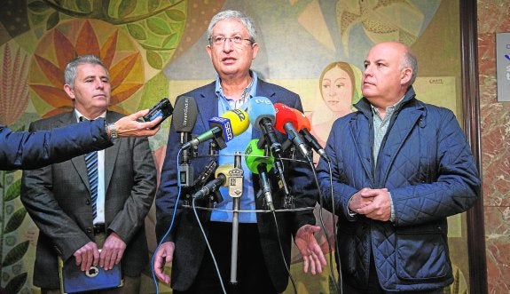 El director de Salud Pública, Manuel Molina Boix, acompañado por Francisco Agulló (derecha) y Martín Quiñonero, ayer. :: efe