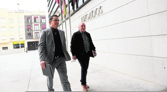 Valentín Sánchez (dcha.) junto su letrado, Raúl Pardo-Geijo. 