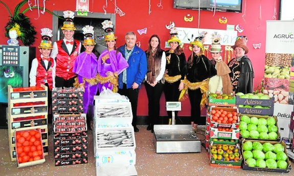 Los personajes del Carnaval, junto a la alcaldesa. 