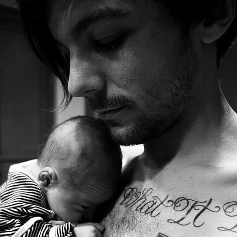 Louis Tomlinson presenta en las redes a su hijo Freddy.