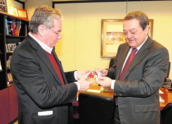 Abarca, durante la visita que hizo al presidente de la Croem, José María Albarracín. 