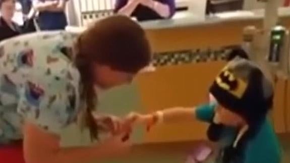 Un niño con leucemia propone matrimonio a su enfermera