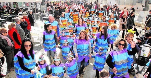 Niños y profesores del colegio Mare Nostrum, en la salida del pasacalles desde la Plaza del Ayuntamiento. 