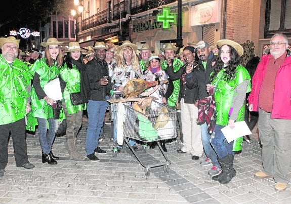 Los miembros de la delegación del carnaval londinense disfrutando ayer de la cuerva. 