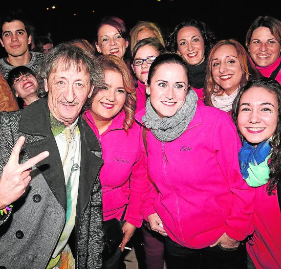El popular Eduardo Gómez, ayer, con sus fans en el Cabezo.
