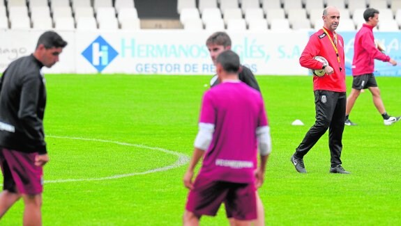 Alberto Monteagudo, nuevo técnico del Cartagena, observa a sus jugadores durante un entrenamiento.  