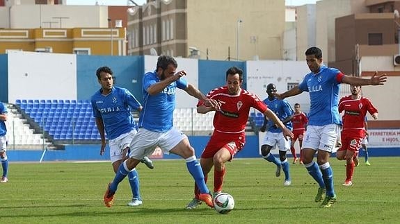 Carlos Álvarez disputa un balón, este domingo en Melilla.