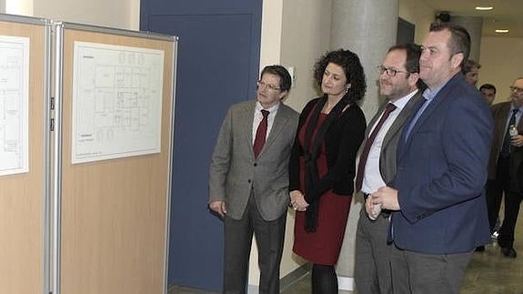 Francisco Jódar (1º izq) y María Dolores Pagán (2º izq) presentan, este lunes, el proyecto. 