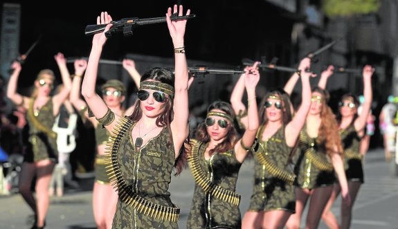 Integrantes de una de las comparsas de Cabezo de Torres que ayer eligió la indumentaria bélica para impresionar al público. 