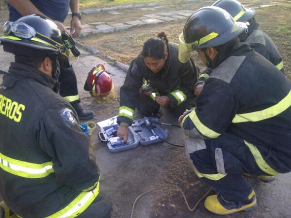 Unos bomberos preparan su sierra dremel.