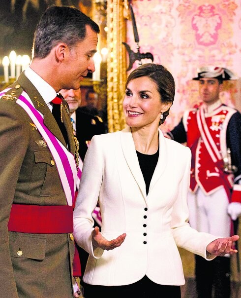 Felipe VI y Letizia dialogan durante la celebración de la Pascua Militar en el Palacio Real. :: AFP