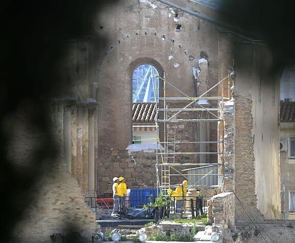 Operarios en el interior de la Catedral, vistos desde el Teatro Romano.