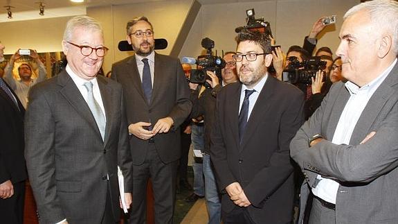 Ramón Luis Valcárcel, junto a Víctor Martínez, Miguel Sánchez y Alfonso Martínez Baños, este miércoles en la Asamblea. 